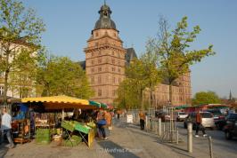 Markt_am_Schloss_Johannisburg_Aschaffenburg__2_.JPG